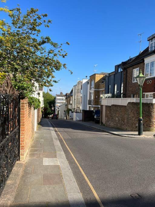 Serene Townhouse With Parking London Exterior photo