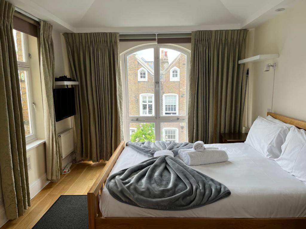 Serene Townhouse With Parking London Exterior photo
